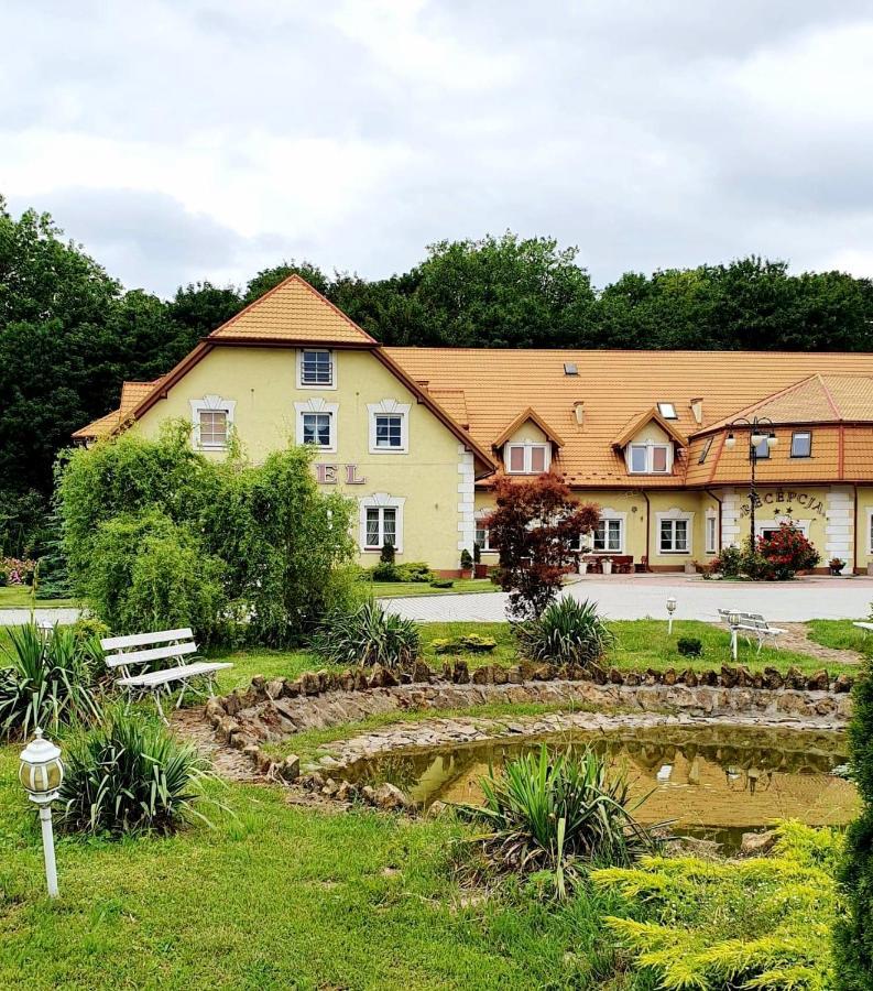 Hotel Magnat Ostrowiec Świętokrzyski Esterno foto
