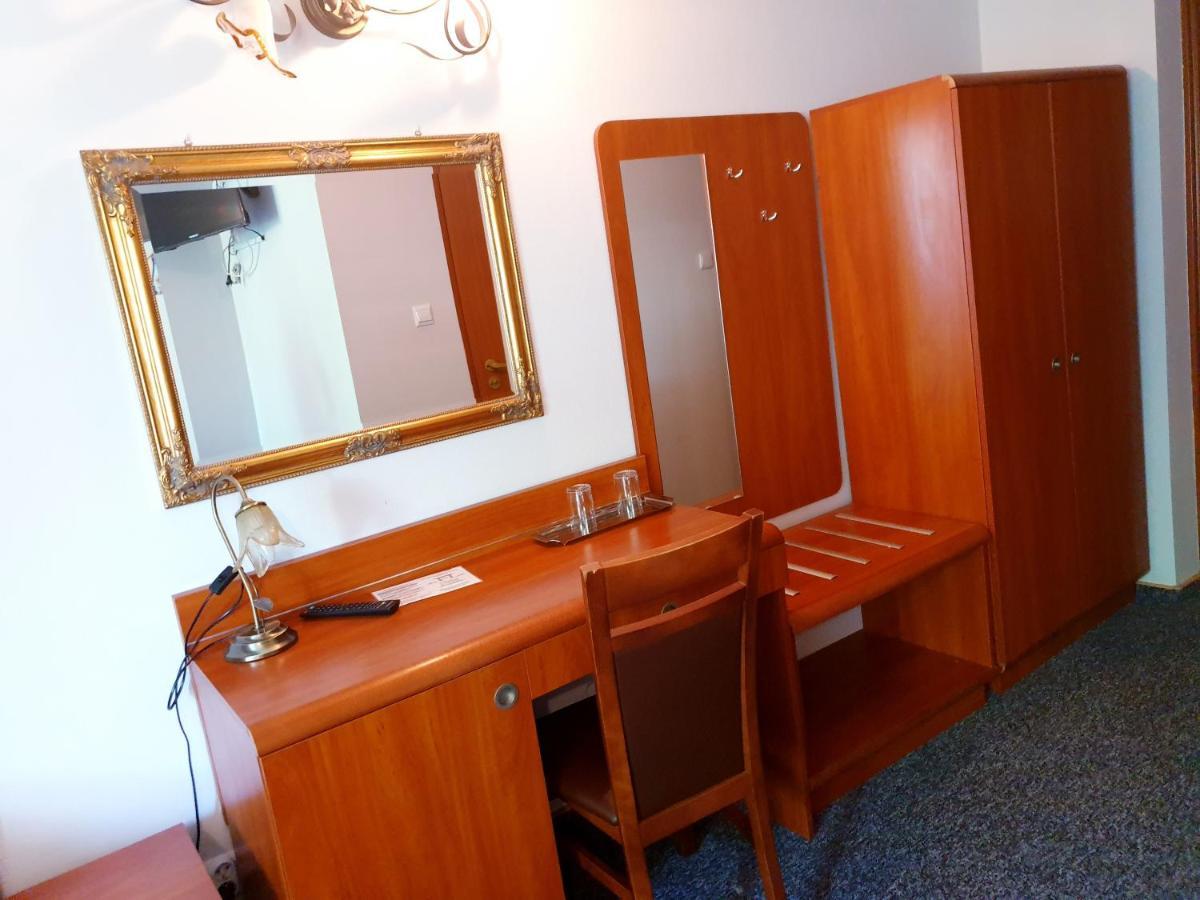 Hotel Magnat Ostrowiec Świętokrzyski Esterno foto