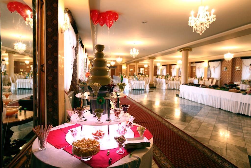 Hotel Magnat Ostrowiec Świętokrzyski Esterno foto