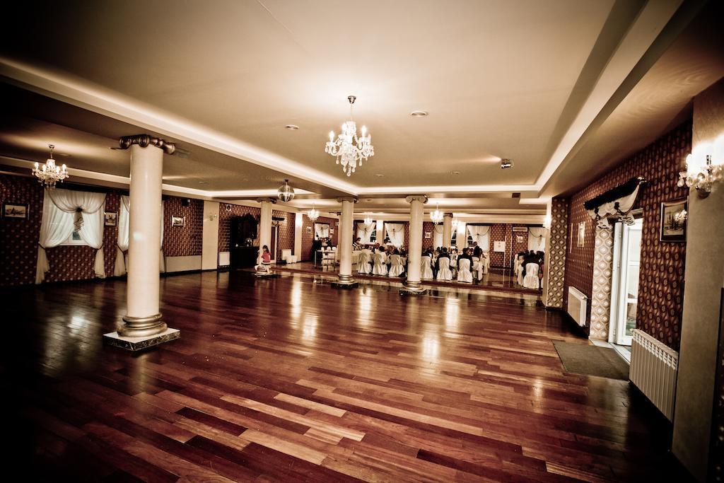 Hotel Magnat Ostrowiec Świętokrzyski Esterno foto